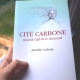 Livre papier Cité carbone de Jacinthe Laforte tenu dans une main